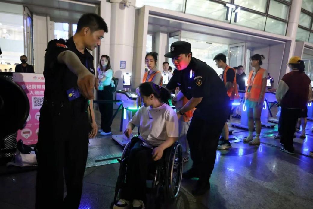 C:/Users/Administrator/Desktop/“安保鐵軍、硬核保障”2024系列報道四十二——南京市保安服務(wù)有限公司成功護(hù)航張碧晨「今兒個開心」十周年巡回演唱會南京站安保任務(wù)/5.jpg5