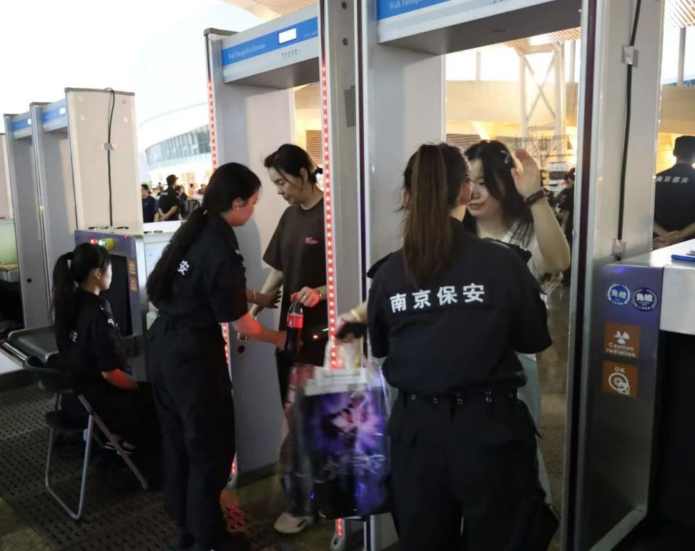 C:/Users/Administrator/Desktop/“安保鐵軍、硬核保障”2024系列報道四十二——南京市保安服務(wù)有限公司成功護(hù)航張碧晨「今兒個開心」十周年巡回演唱會南京站安保任務(wù)/2.jpg2